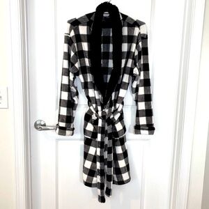 CERVANTES | Women’s Black & White Checkered Pattern Tie Fuzzy Neck Robe, S/M